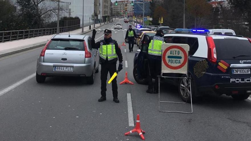 Controles del GOR de la Policía Nacional esta mañana en Pontevedra.