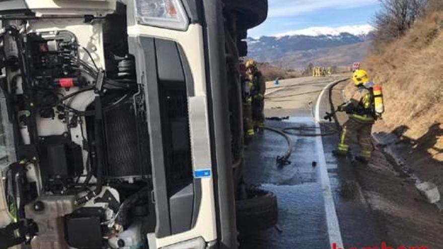 Un camió carregat amb gas propà bolca a Alp i té una petita fuita