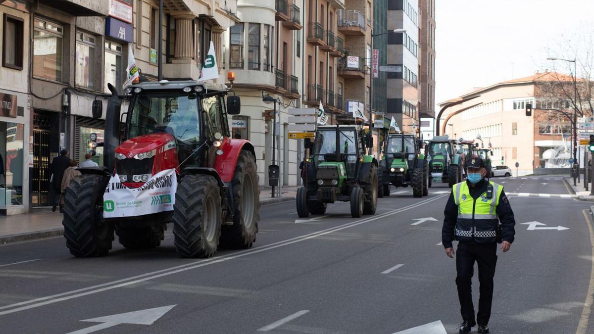 Tractores y vehículos por las calles de Zamora en la protesta promovida por UCCL. | Emilio Fraile