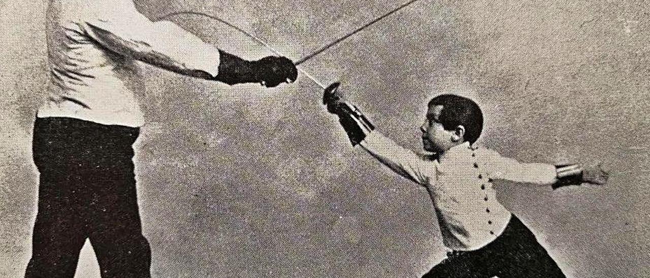 Luigi Merlini, con el alumno Marianito Pozo. Al gijonés Marianito Pozo, 7 años en 1903, le dedicó Miguel Ramos Carrión una quintilla: &quot;Tú serás maestro al fin, / porque empiezas chiquitín / y con destreza probada; / pero aunque tires la espada / no seas espadachin&quot;.