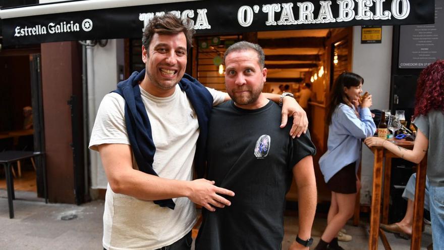 Los nuevos responsables de O Tarabelo, ayer, durante la reinauguración. | Carlos Pardellas