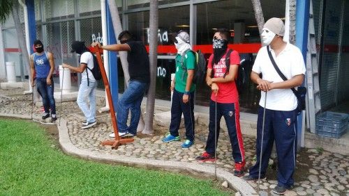 Acapulco ha sido el escenario de enfrentamientos entre jóvenes estudiantes y agentes por la desaparición de 43 'normalistas'