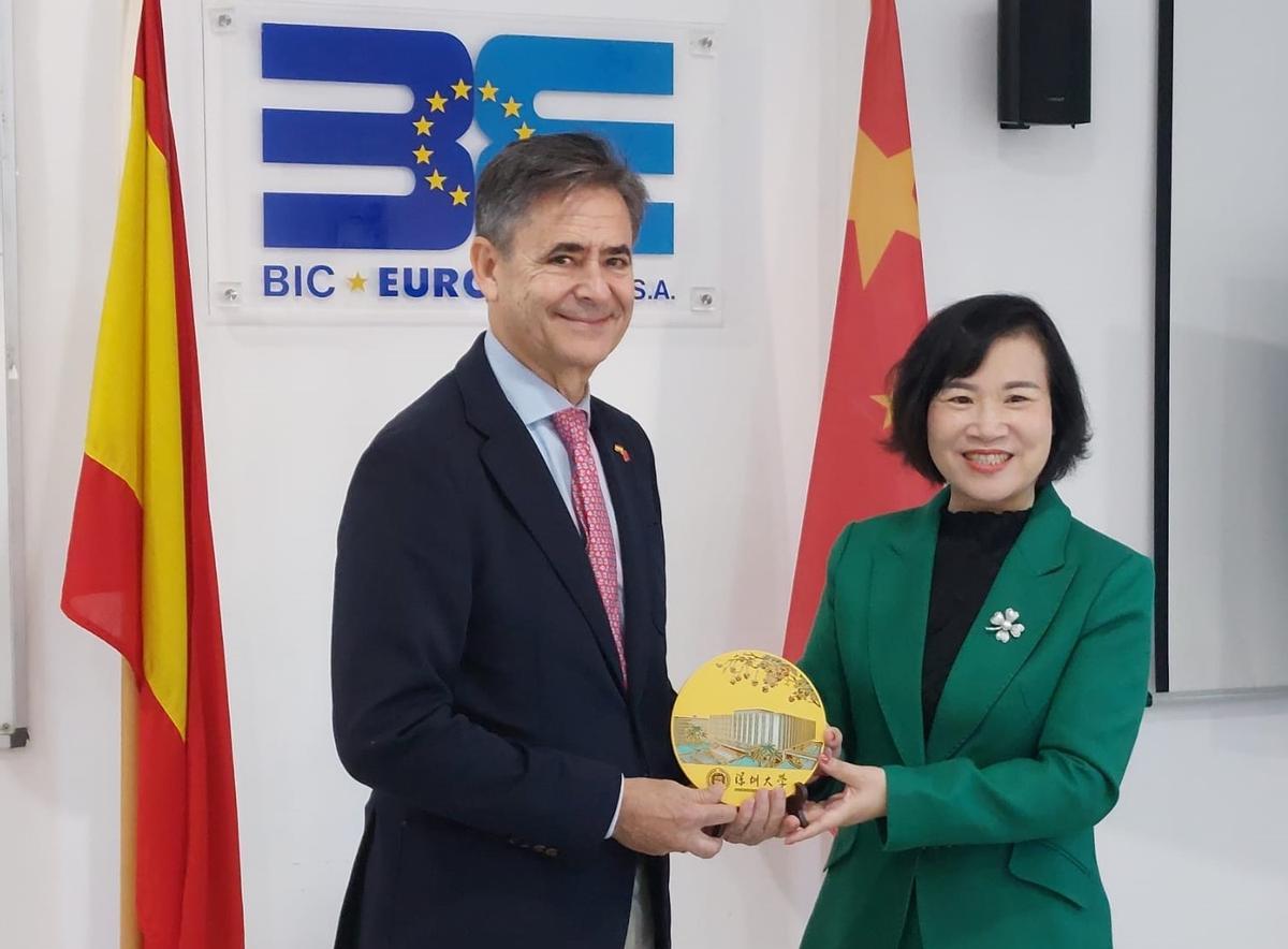 El director general de BIC Euronova, Álvaro Simón de Blas, y la vicepresidenta de la Universidad de Shenzhen, Xiaohong Zhang.