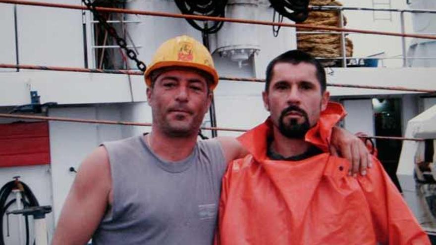 Secundino Dacosta y Antonio Costas, a bordo del &quot;Alakrana&quot;.