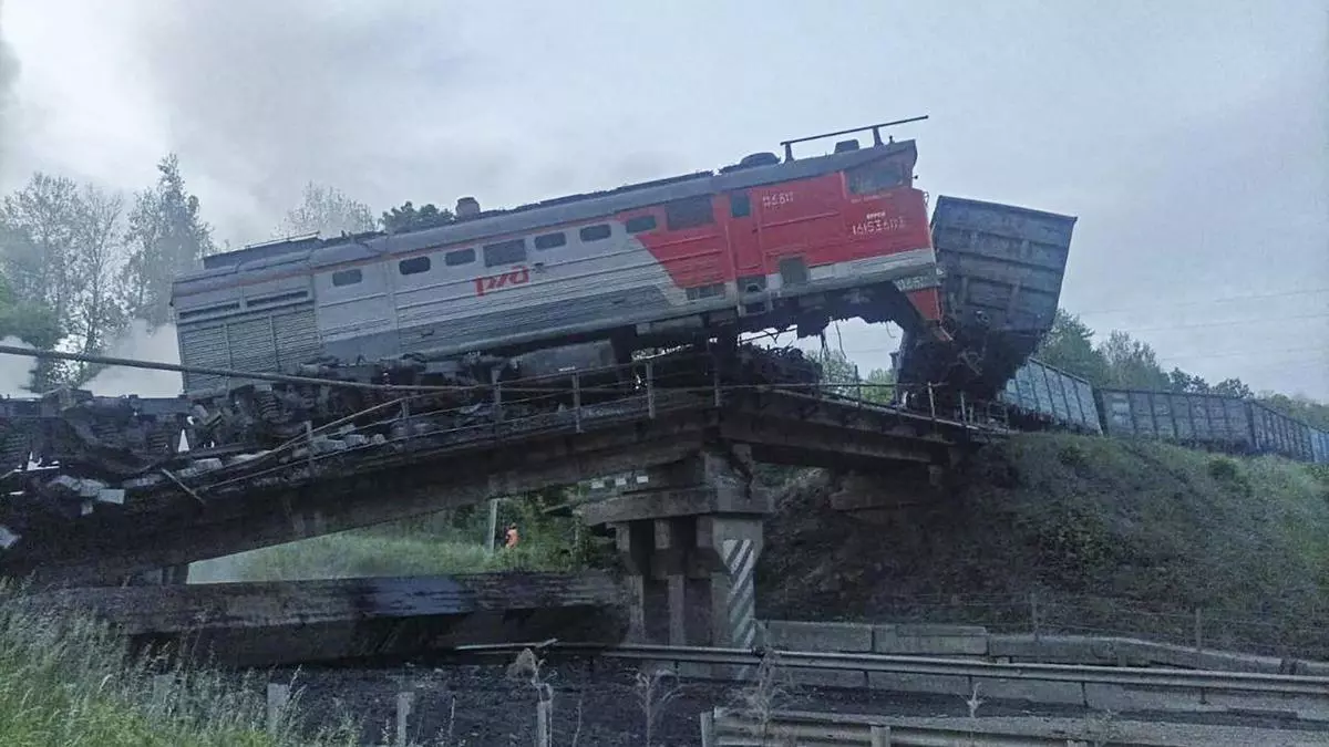 Al menos siete muertos y casi 70 heridos al derrumbarse un puente sobre un tren en Rusia