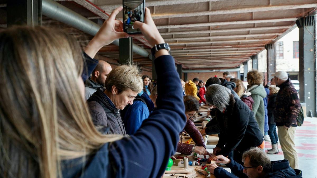 Los organizadores de la Copa América de vela forman a algunos de los voluntarios que participarán en la cita de Barcelona a partir de agosto.