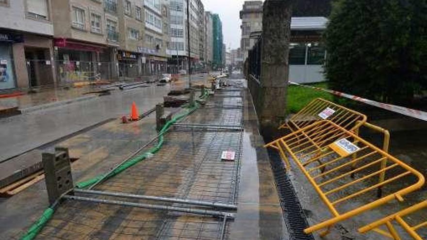 Vallas de obra caídas ante el Hospital. // G. S.