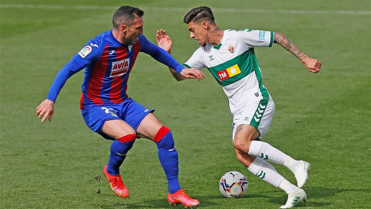 Un lance del partido entre el Eibar y el Elche