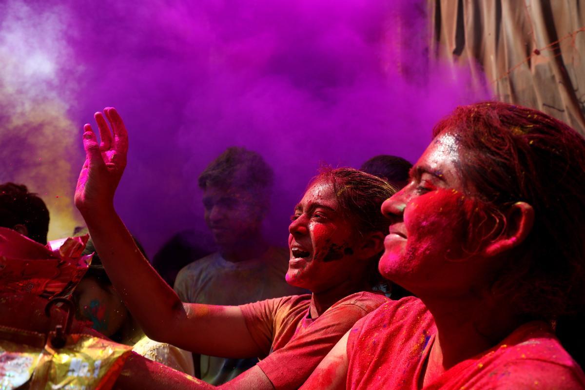 Celebración del Holi, festival de los colores, en Calcuta