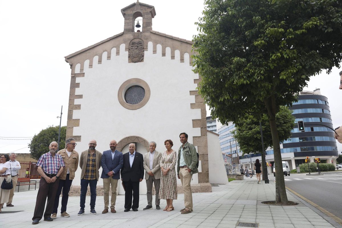 La Alcaldesa junto a ediles, miembros del Club Rotario y directivos de la asociación "Atalía" ante la capilla.
