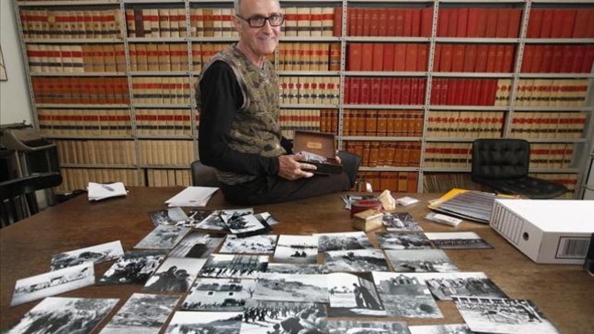 Josep Cruanyes, con copias de las fotografías adquiridas por la Comissió de la Dignitat