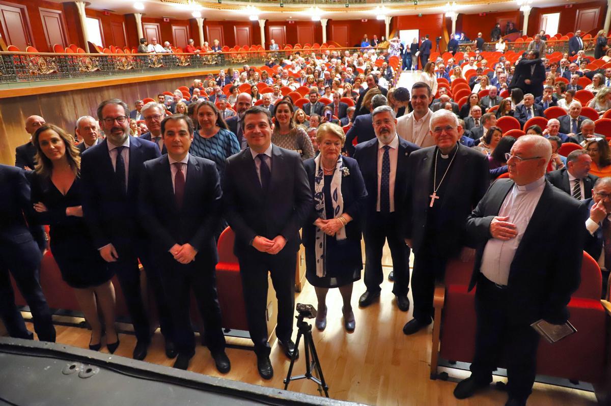 Autoridades y pregonero, en primer término, en el Gran Teatro.