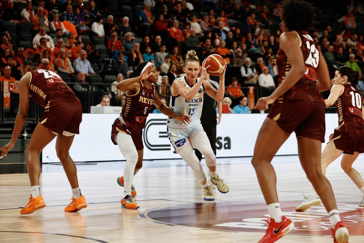 Leo Fiebich, en el partido de Euroleague Women ante el Umana Reyer Venezia en el Roig Arena.