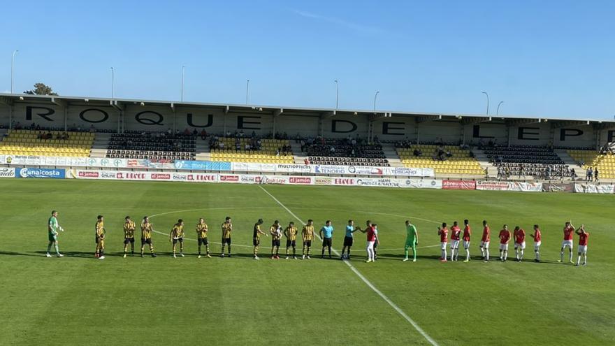 Los jugadores se saludan antes de iniciarse el partido.