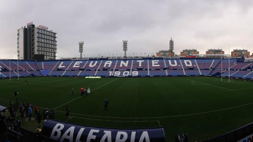 Panorámica del Estadio Ciutat de València, con las porterías de rugby instaladas este sábado.