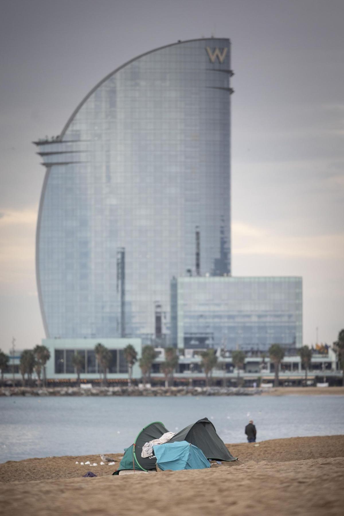 Un grupo de subsaharianos lleva meses acampados en las playas de la Barceloneta.