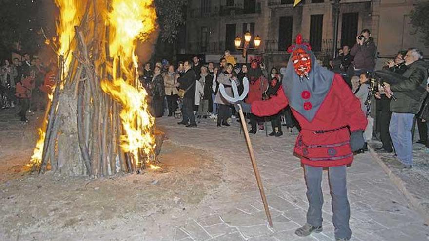 Los demonios de la Revetla d´Inca ejecutan su baile tradicional al son del ´corro de diablos´.