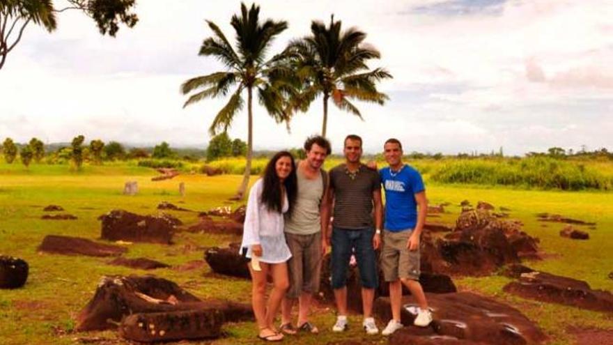Costa, con una científica y dos tripulantes del ´Hespérides´ en un templo indígena de Hawai.