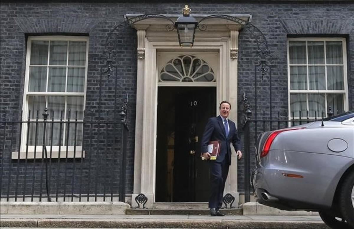 dcaminal34683959 britain s prime minister david cameron leaves 10 downing str160713120337