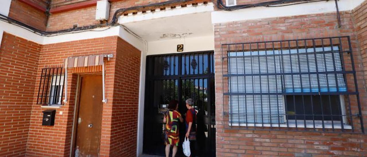 Varias vecinas entran al número 2 de la calle Fernando IV, en el barrio de Levante.