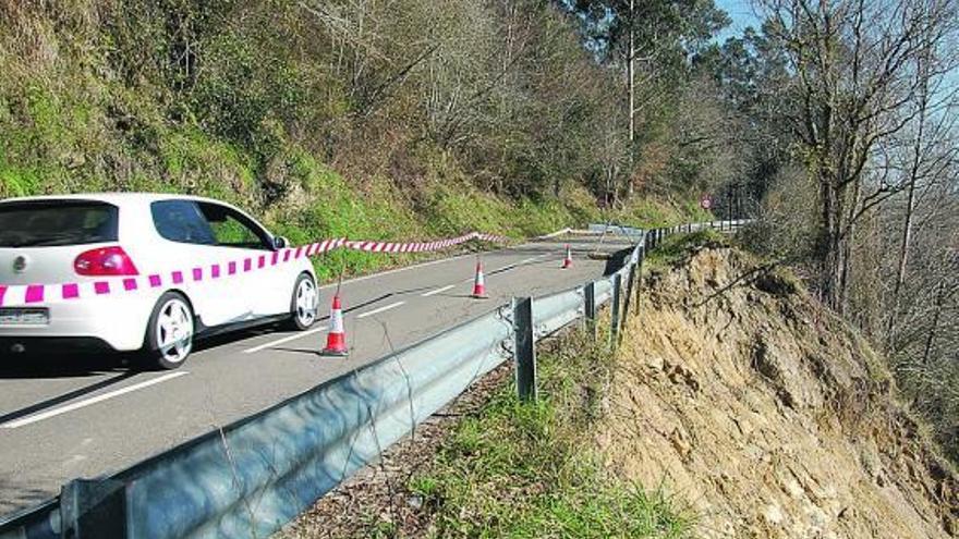 Un vehículo, transitando por la zona afectada.