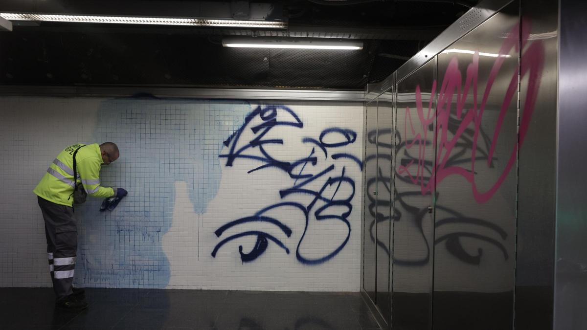 Limpieza de las pintadas de la estación de metro de Jaume I