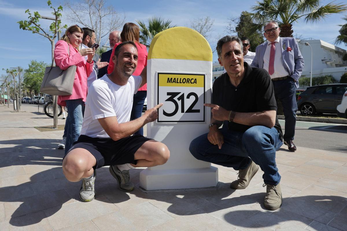 Joan Guiscafré, con camiseta blanca, junto a Miguel Indurain con el Hito de la Mallorca 312.