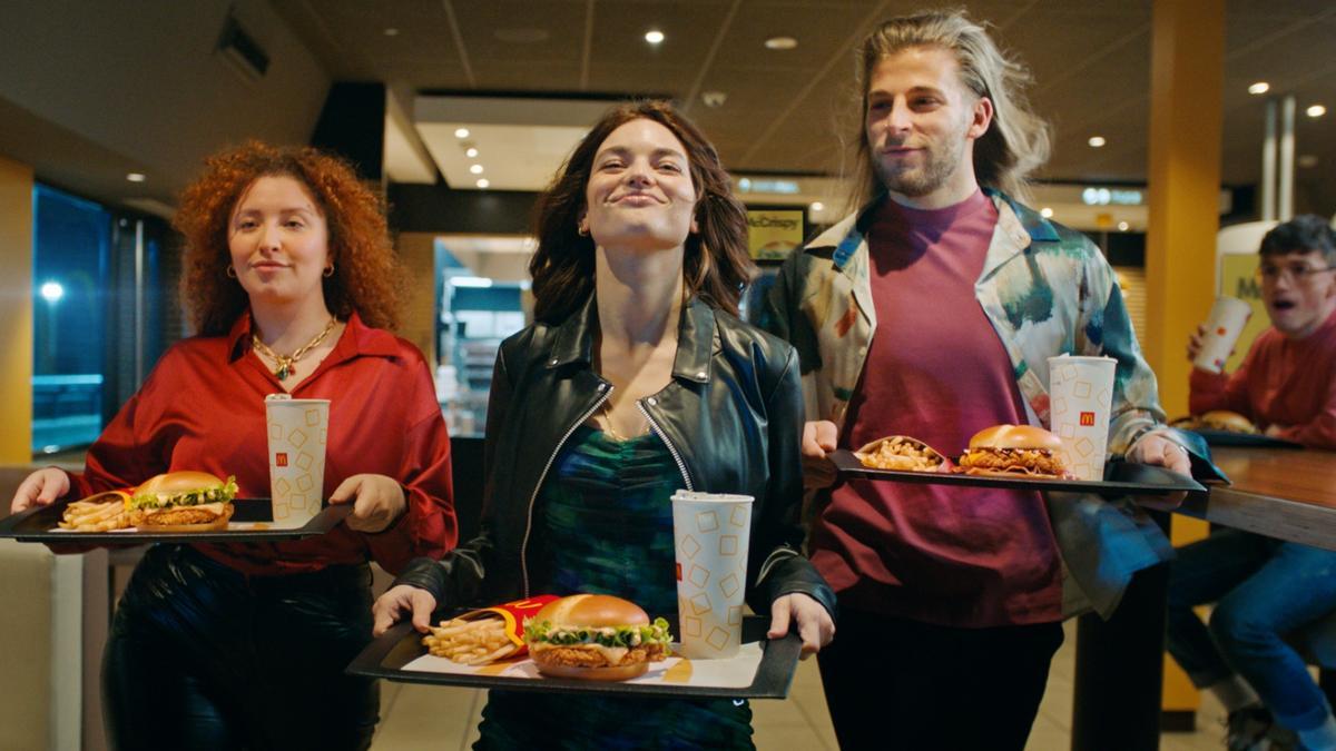 Varios jóvenes en un Mc'Donalds