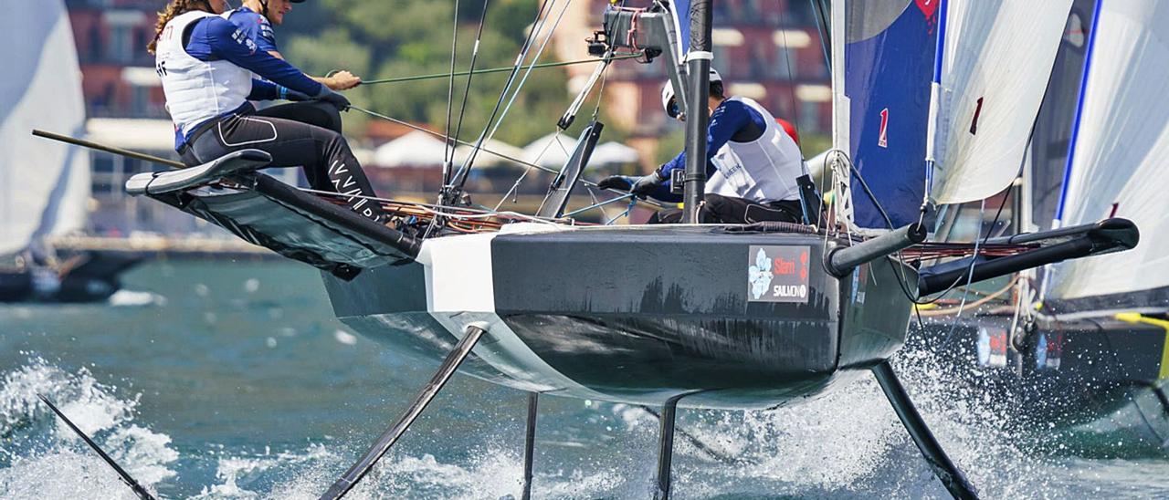 María Cantero -primera por la izquierda-, a bordo del barco del Team Agiplast durante la Pérsico 69F Revolution Cup que se disputó en el Lago de Garda (Italia).