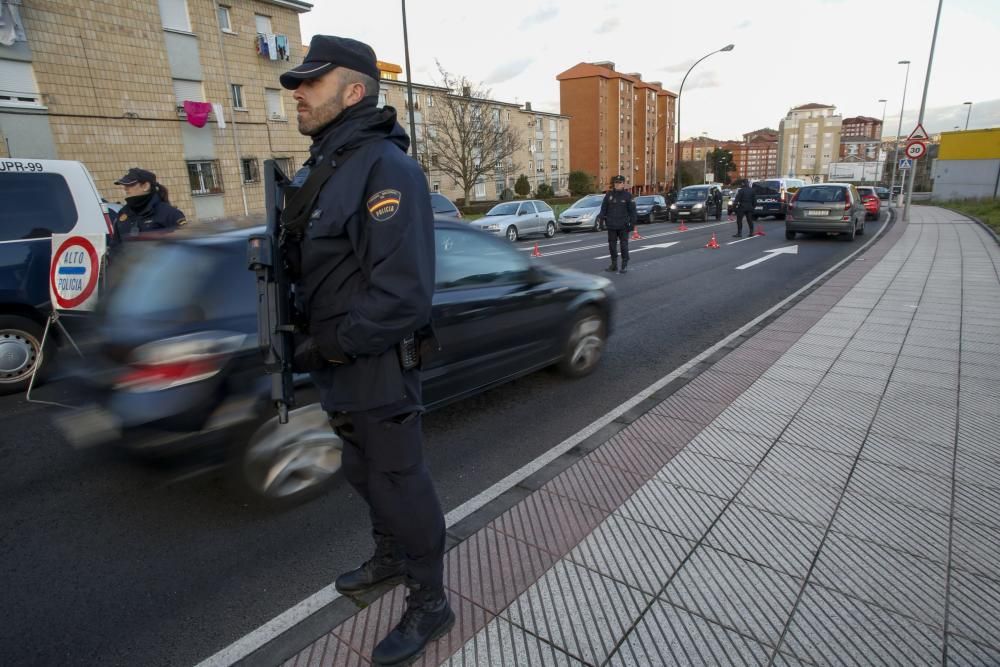 Control de la Policía Nacional en Avilés