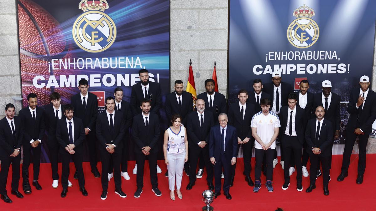 Ayuso recibe a la plantilla y directivos del Real Madrid, campeón de la Liga Endesa ACB, en la Real Casa de Correos