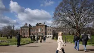 El Palacio de Kensington, repleto de turistas con flores y tarjetas para Kate Middleton