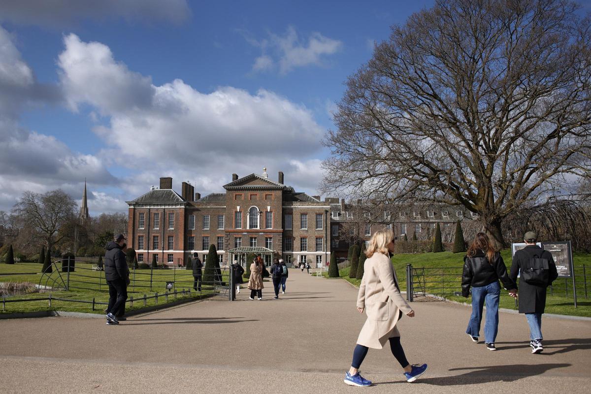 Peatones pasan por el Palacio de Kensington en Londres, el sábado 23 de marzo de 2024. La revelación de Kate, Princesa de Gales de Gran Bretaña, de que está recibiendo tratamiento contra el cáncer, ha provocado una gran cantidad de apoyo y buenos deseos en todo el mundo. (Foto AP/David Cliff)