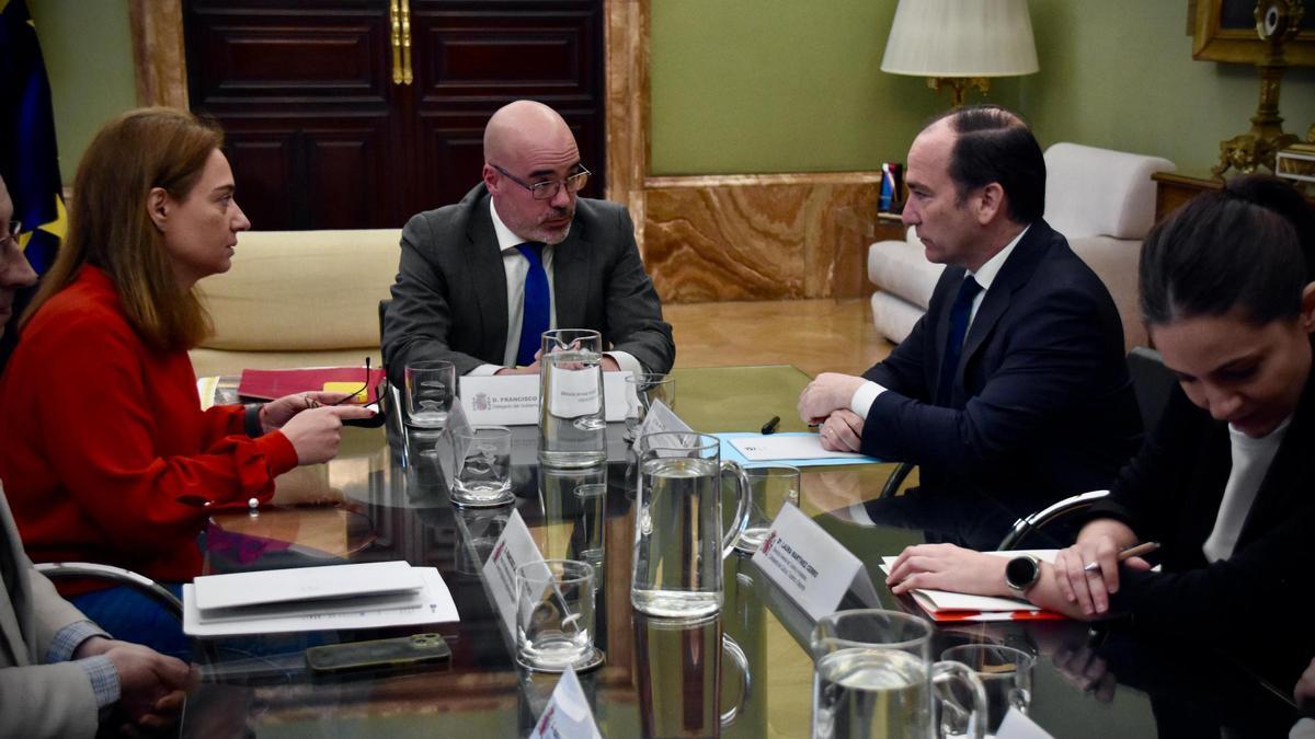 La alcadesa de Getafe (izq.), el delegado del Gobierno (centro) y el titular de Urbanismo de Madrid (der.) durante la reunión celebrada este lunes.