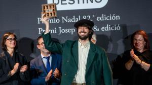 David Ucles posa con el Premio Nadal 2026