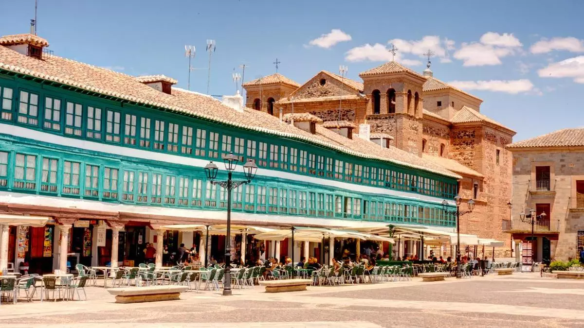 La Plaza Mayor más elegante de España es una joya porticada y acristalada de Castilla-La Mancha