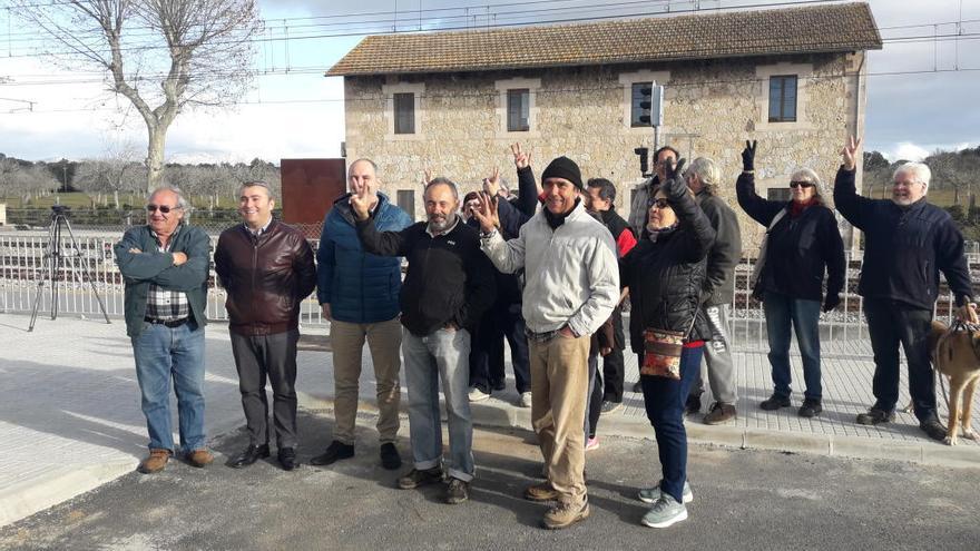 El director general Jaume Mateu se ha reunido hoy con los vecinos afectados en el EnllaÃ§. Los residentes hacen el signo de la victoria.