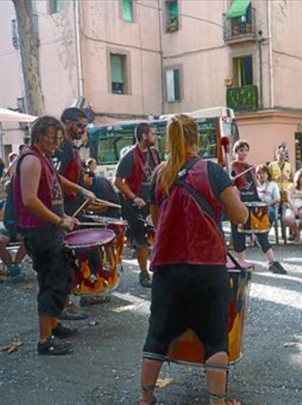 Activitat infantil de les festes majors del barri de la Teixonera de l’any passat. A la dreta, un grup de percussió actua a la festa d’Horta.