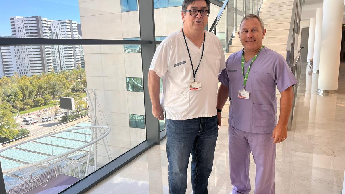 Guillermo Bastida, a la derecha, especialista en Digestivo de la Fe, junto a un especialista de Hematología.