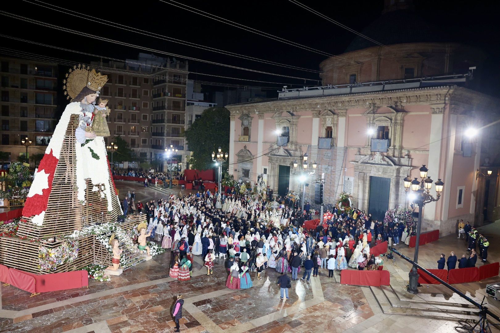 Ofrenda Fallas 2023 | Así ha sido la llegada de Paula Nieto a la plaza de la Virgen