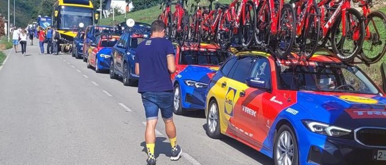 Coches de asistencia a los ciclistas durante una etapa en Asturias.