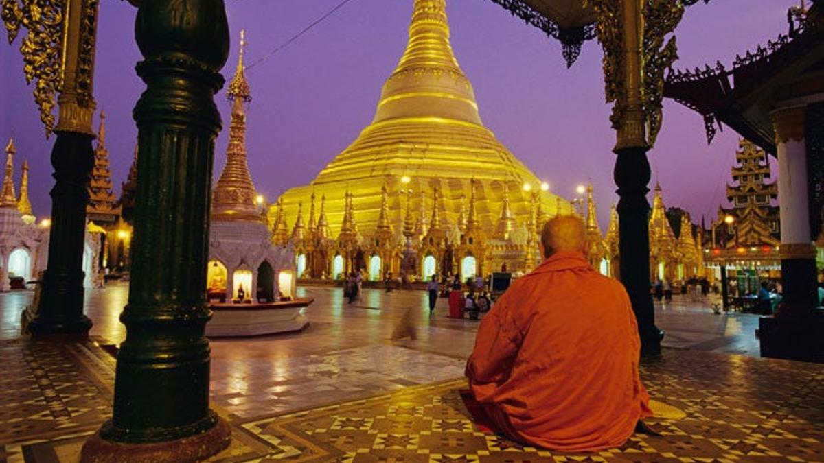 Monje rezando en la pagoda Shwedagon, en Yangón