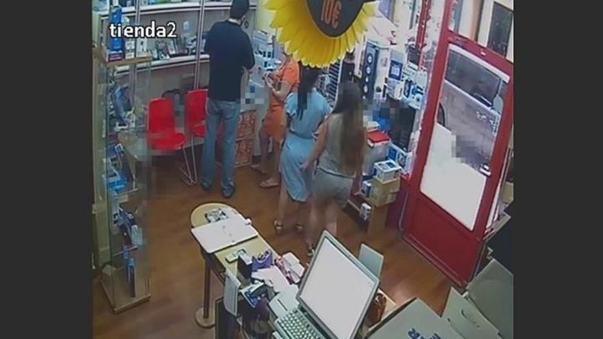 Pilladas en vídeo tres rumanas que lograron robar 1.300 euros en una tienda de Abarán