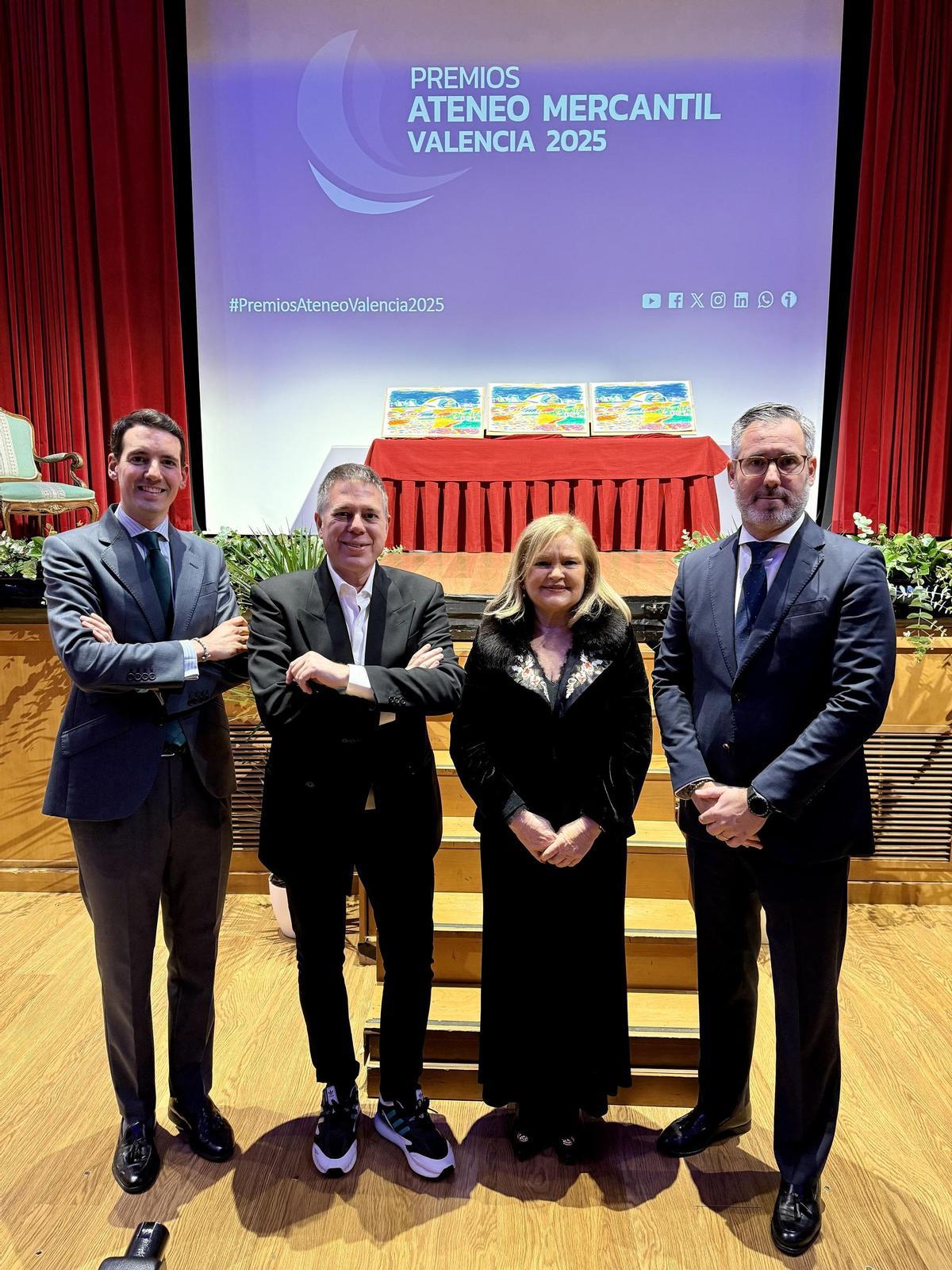 Carmen de Rosa con los premiados.