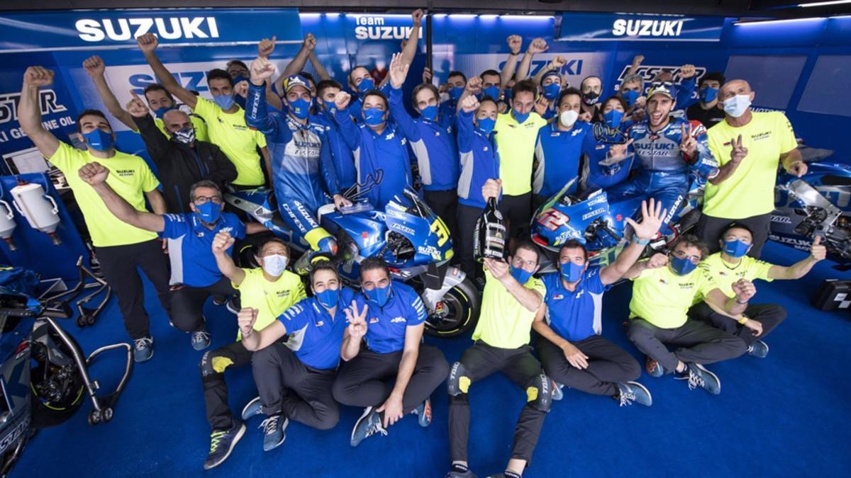 El equipo Suzuki celebrando el éxito en el box con sus dos pilotos