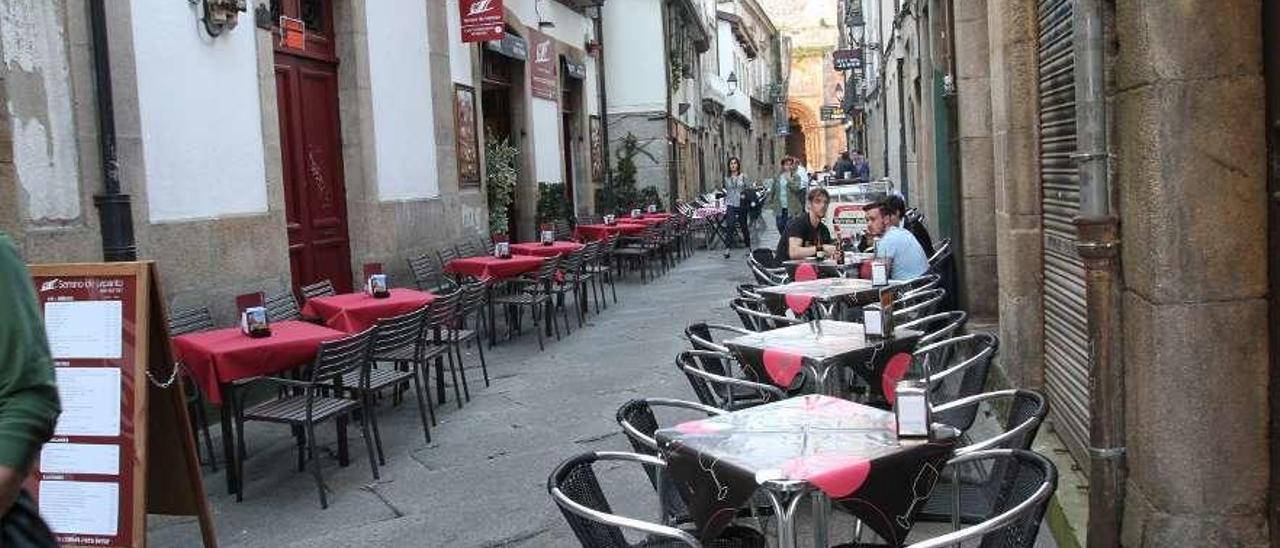 Terrazas en una calle declarada saturada de ruidos en el casco histórico. // Iñaki Osorio