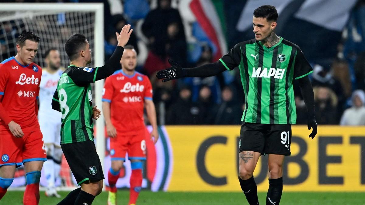 Scamacca, jugador del Sassuolo, celebra un gol al Nápoles