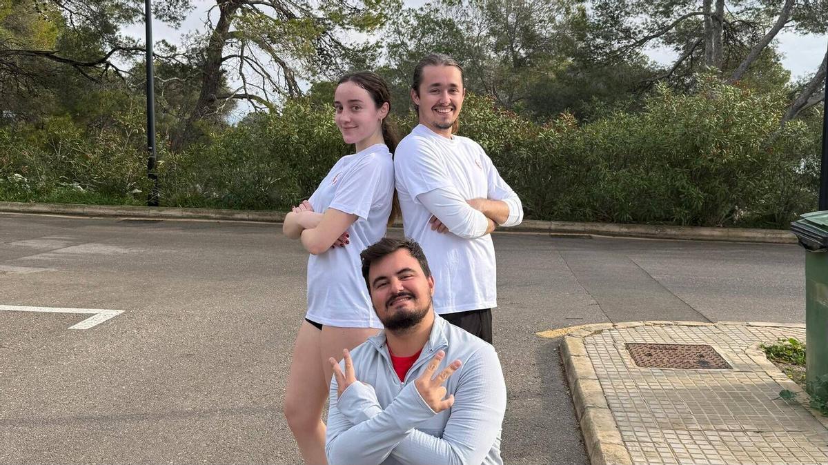 Sofía, Jorfe agachado, y Miguel, los creadores de Coco Crew.