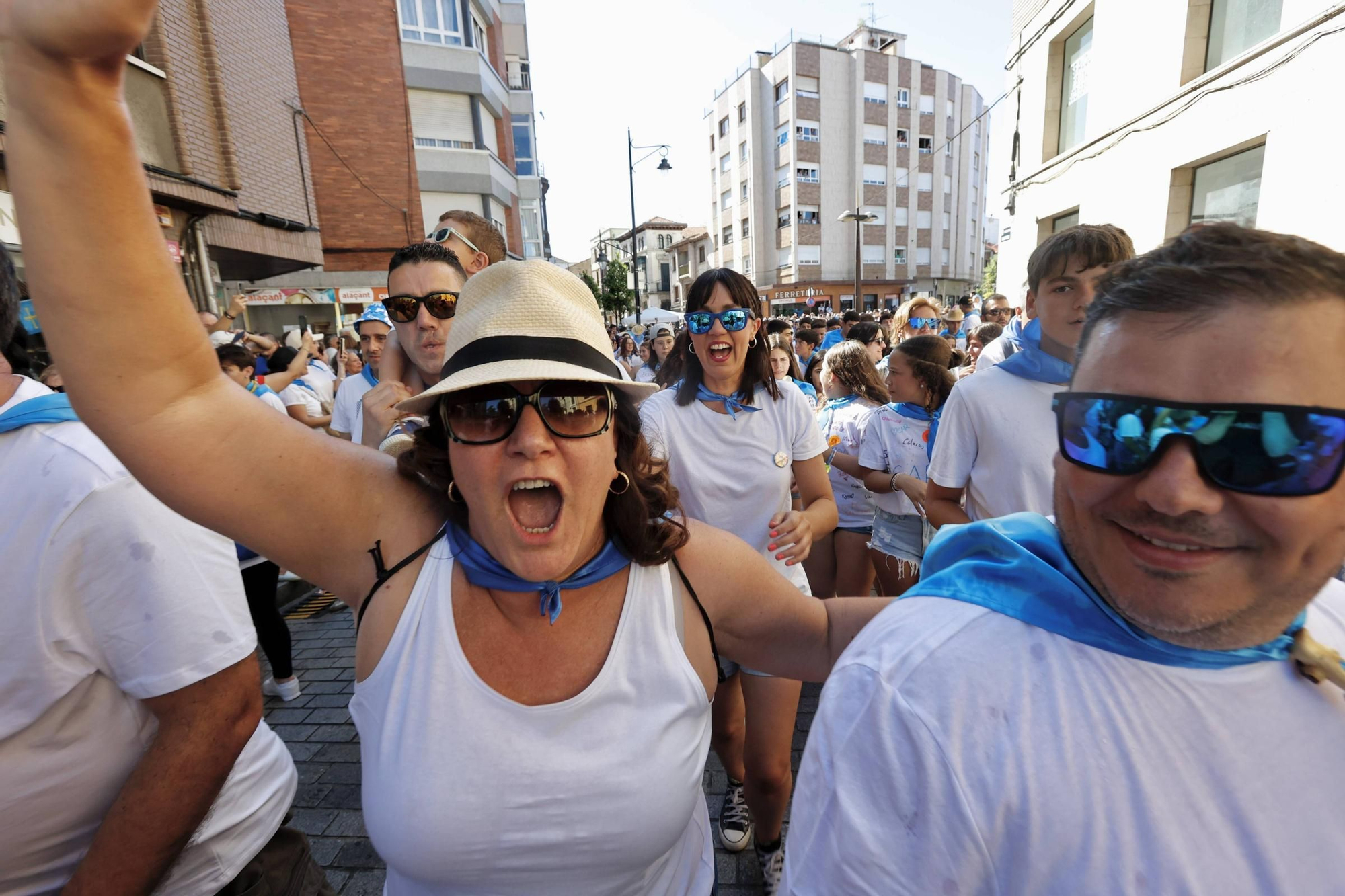 EN IMÁGENES: así ha arrancado el Carmín de la Pola 