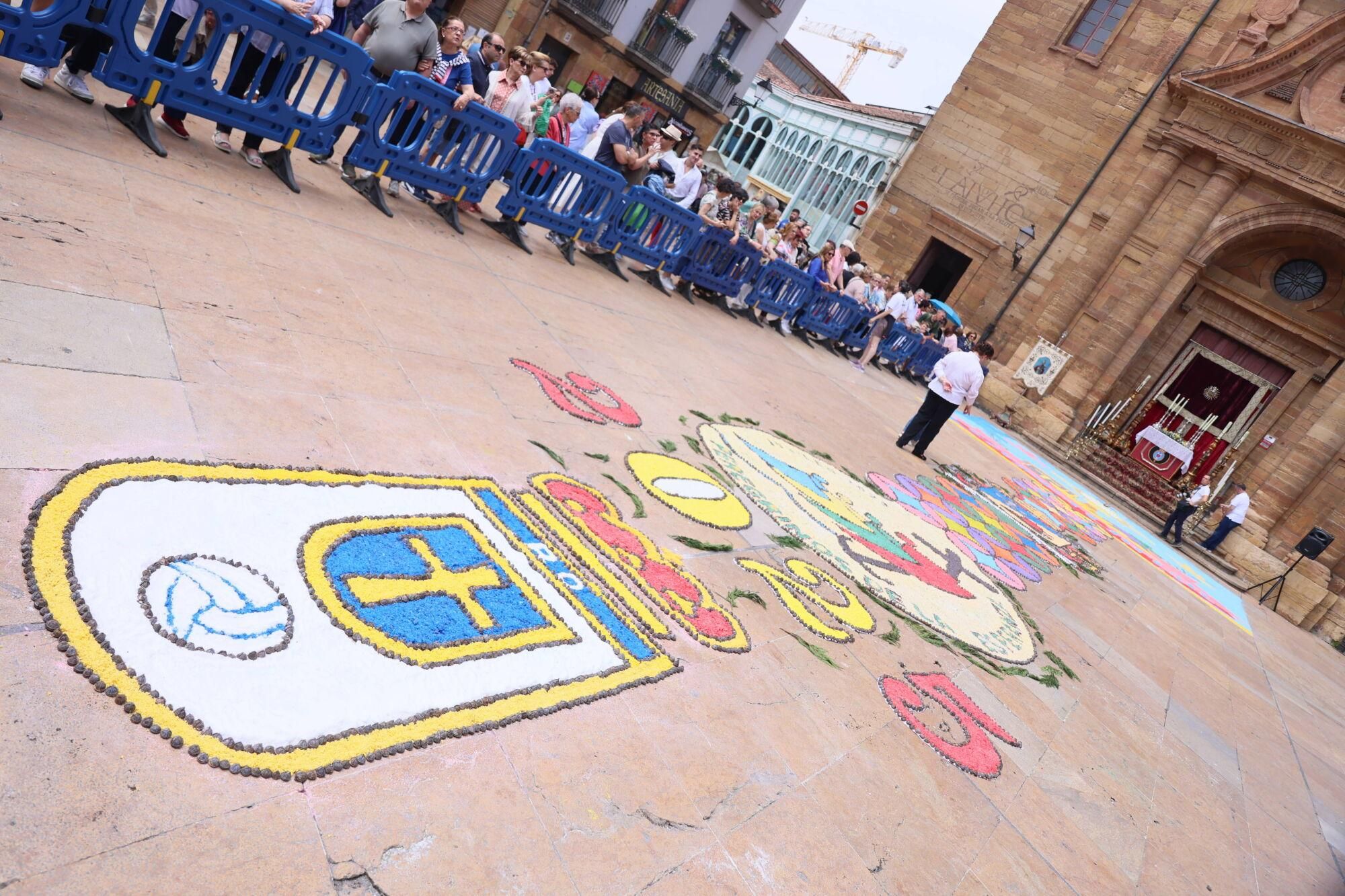Así fue la misa del Corpus Christi en la catedral de Oviedo.
